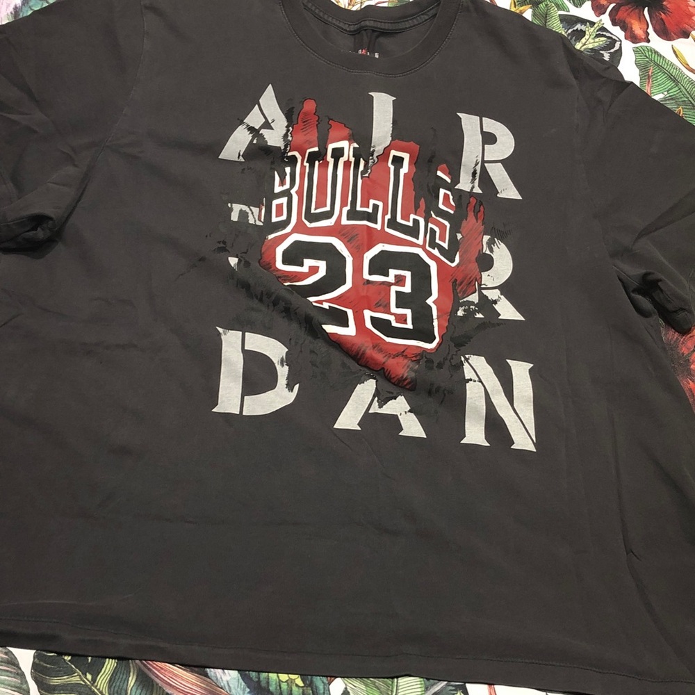 Jordan Bulls 23 Graphic Tee - Black & Red